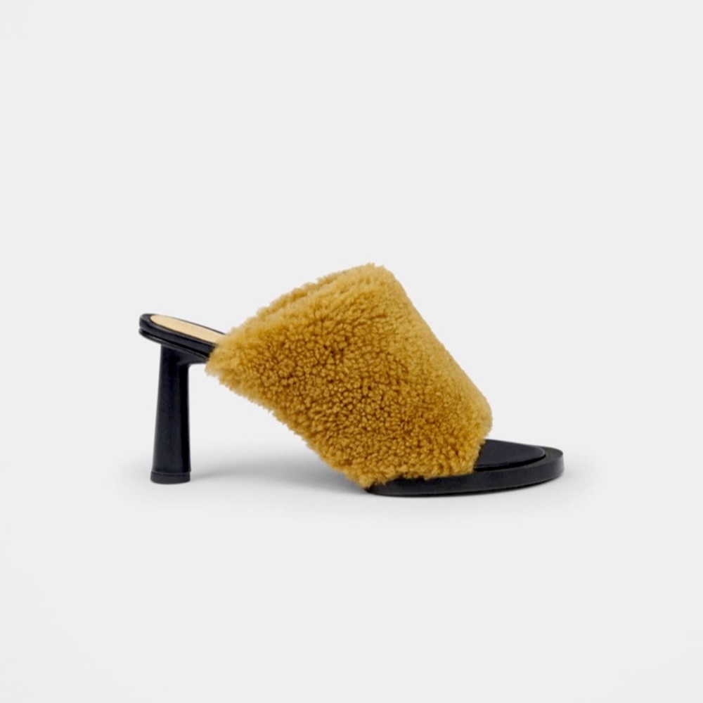 Jacquemus • Les mules carrés ronds • Shearling Mules in Khaki EU 39 / US 7.5